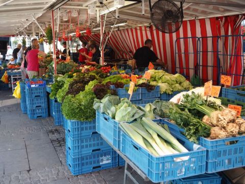 Besucher und Waren auf dem Lintorfer Markt.